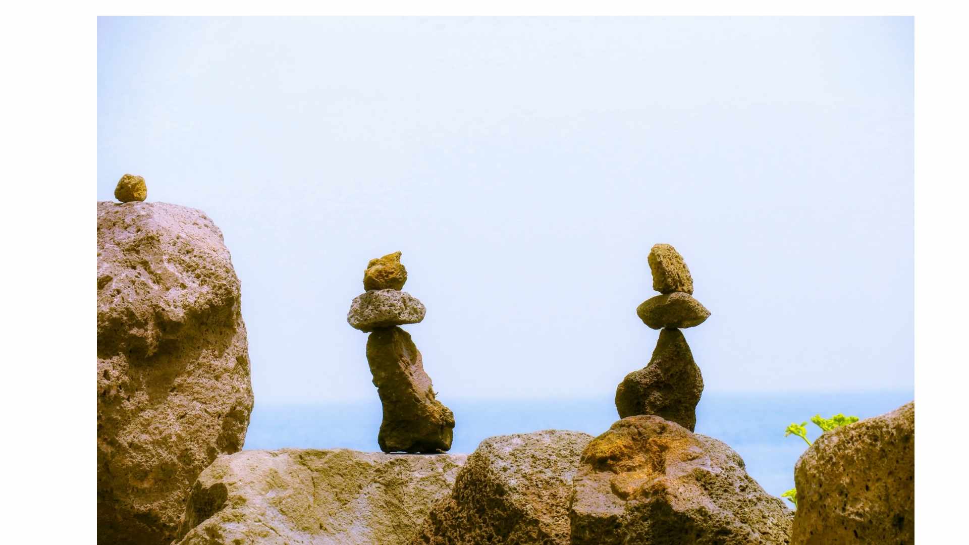 פסלי אבן המייצגים תכונות אופי חיוביות ושליליות