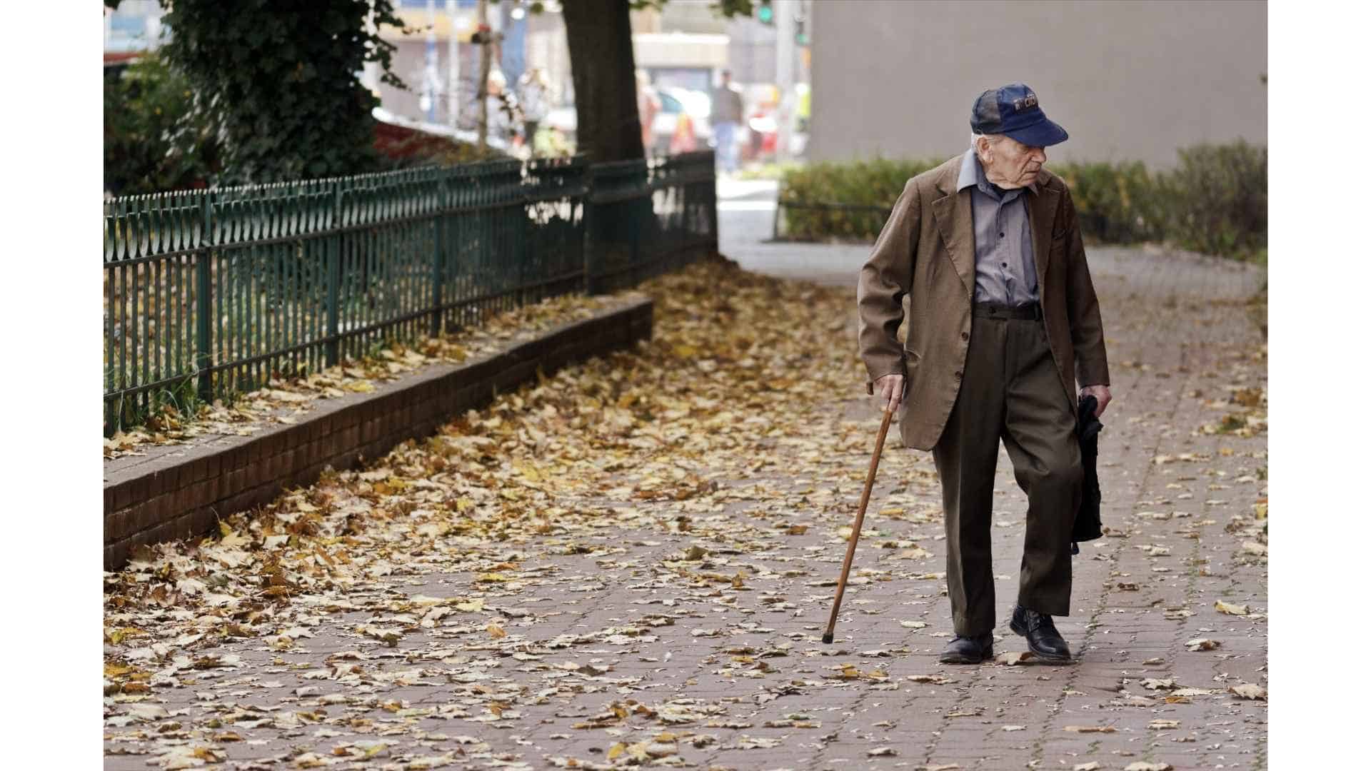 קשיש נעזר במקל הליכה
