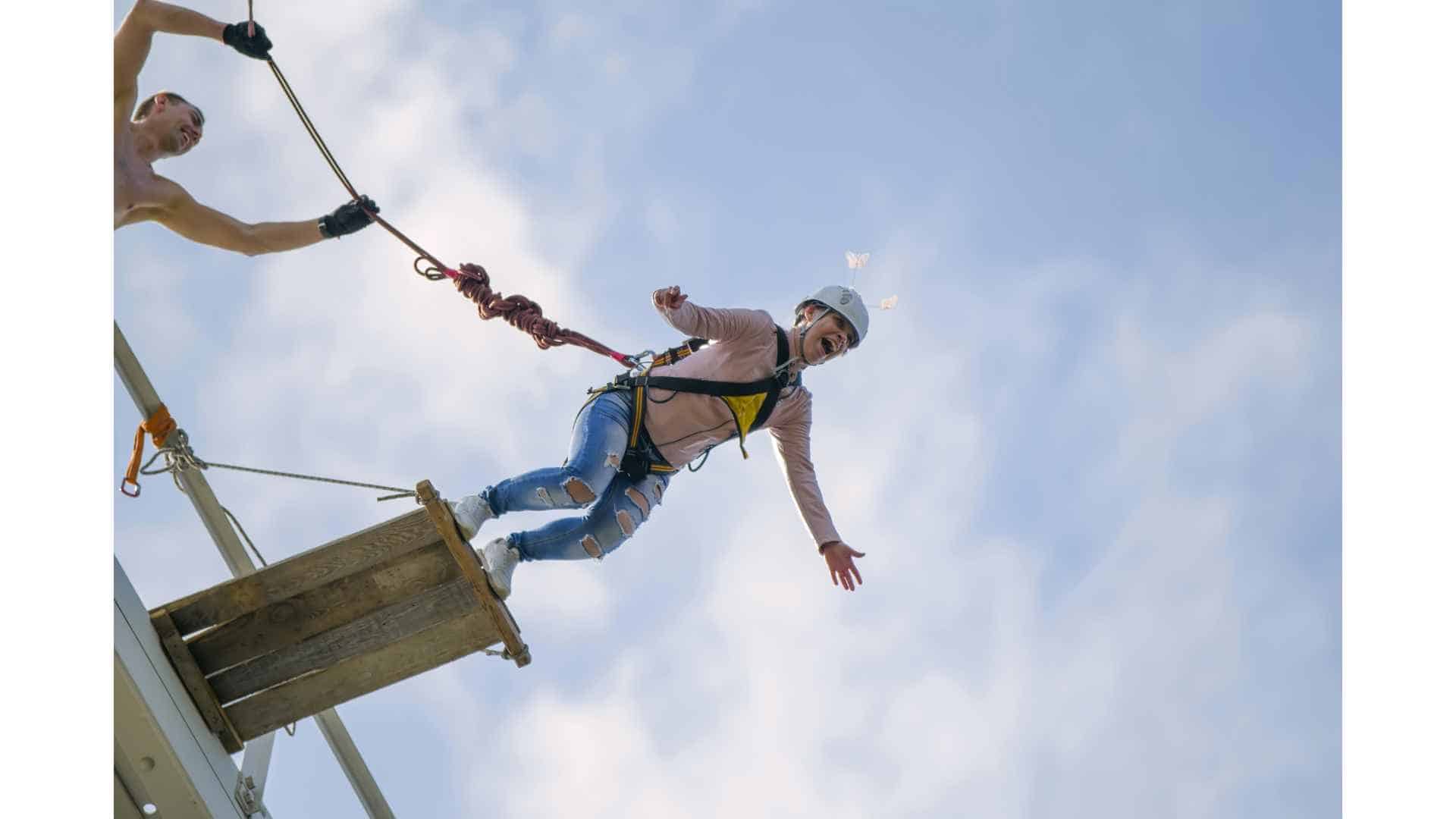 אישה קופצת בנגי