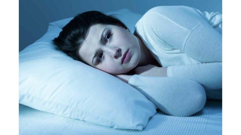 אישה מפחדת לישון לבד