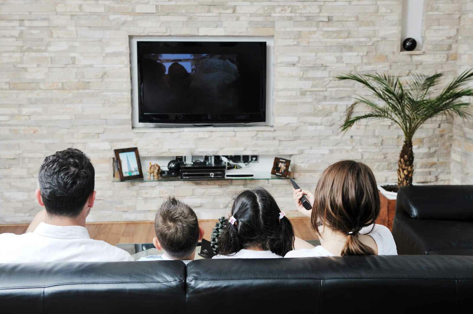 משפחה צופה בטלויזיה